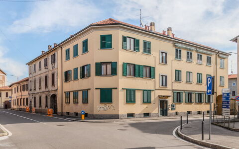 Residenza Elisa: Fenêtre, Bâtiment, Appartement, Quartier, Zone Résidentielle, Design Urbain, Asphalte, Usage Mixte, Condominium