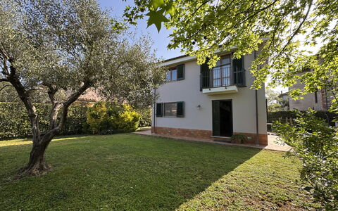 Dependance Egle: Herbe, Bâtiment, Maison, Zone Résidentielle, Domicile, Arbuste, Jardin, Pelouse, Biens, Chalet