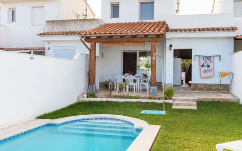 Montalt i: L'Eau, Bâtiment, Propriété, Fenêtre, Plante, Blanc, Piscine, Vert, Bleu Azur, Architecture