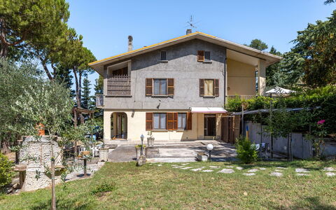 La Pineta Holiday Homes: Bâtiment, Fenêtre, Domicile, Maison, Zone Résidentielle, Porte, Chalet, Balcon, Biens, Allée