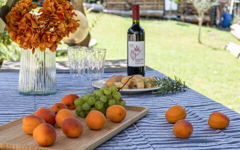 La Pineta Holiday Homes: Aliments, Fruit, Vaisselle, Produire, Ingrédient, Bouteille, Table, Drinkware, Aliments Naturels