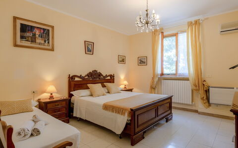 La Pineta Holiday Homes: Meubles, Lit, Design Intérieur, Chambre, Drap De Lit, Sol, Bois, Literie, Sol, Pièce