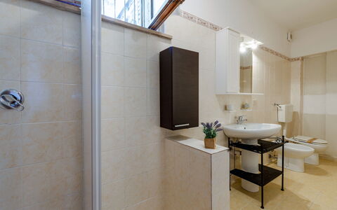 La Pineta Holiday Homes: Salle De Bains, Lavabo, Luminaire Plomberie, Sol, Mur, Évier, Design Intérieur, Sol, Robinet, Toilette