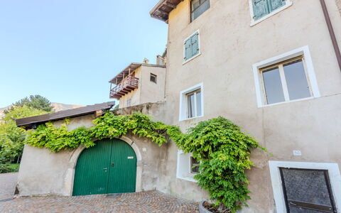 Maier: Mur, Architecture, Balcon, Hacienda, Allée, Plante D'Appartement, Pot De Fleur, Villa, Cour