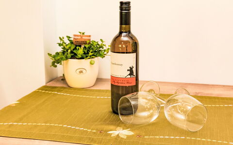 Längenfeld 290: Bouteille, Vaisselle, Drinkware, Bouteille En Verre, Table, Bouteille De Vin, Du Vin