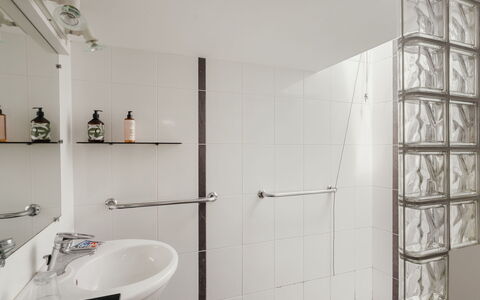 Men Gwenn: Design Intérieur, Luminaire Plomberie, Sol, Plomberie, Salle De Bains, Plafond, Tuile, Verre, Conception