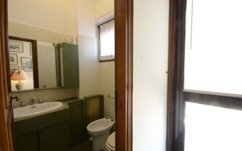 Casa Silvia: Lavabo, Mur, Luminaire Plomberie, Évier, Salle De Bains, Sol, Sol, Siège De Toilette, Design Intérieur, Robinet