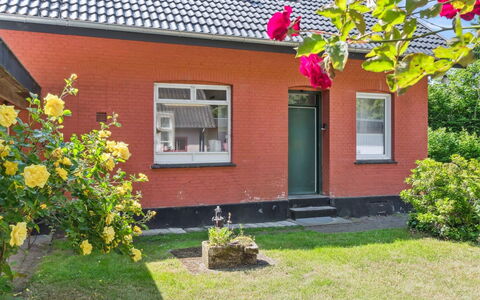 Marit - 1.5Km from the Sea: Toit, Domicile, Porte, Chalet, Ombre, Siding, Cour, Biens, Arrière-Cour