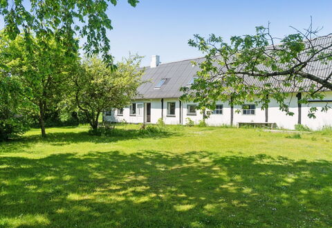 Aarni - 6.5Km from the Sea: Design Intérieur, Plafond, Appartement, Sol, Meubles, Sol, Pièce, Éclairage, Domicile, Canapé