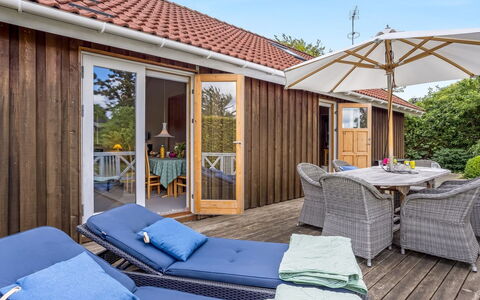 Elviira - 200M from the Sea: Bois, Meubles, Mobilier De Jardin, Chaise, Domicile, Porche, Chalet, Plate-Forme, Ombre, Dur