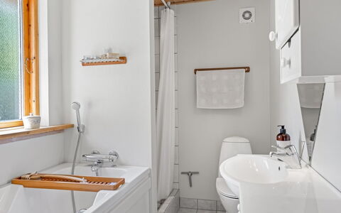 Elviira - 200M from the Sea: Salle De Bains, Luminaire Plomberie, Mur, Sol, Design Intérieur, Évier, Sol, Bois, Lavabo, Robinet