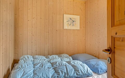 Elviira - 200M from the Sea: Bois, Chambre, Sol, Sol, Design Intérieur, Lit, Drap De Lit, Meubles, Plafond, Pièce
