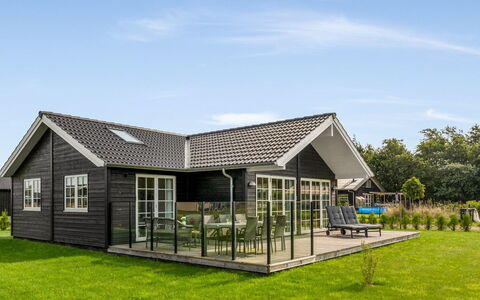 Hellevi - 900M from the Sea: Siding, Porche, Batiments Jardin