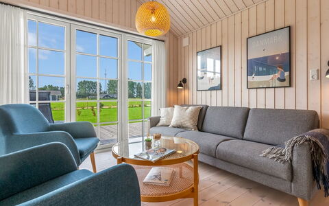 Hellevi - 900M from the Sea: Meubles, Parquet, Salon, Dur, Chaise, Tache De Bois, Lampe, Canapé, Table Basse