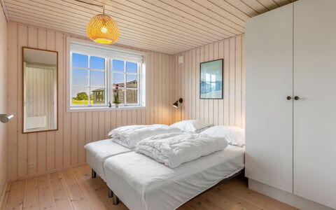 Hellevi - 900M from the Sea: Bois, Sol, Chambre, Dur, Planche, Plafond, Tache De Bois, Lit, Parquet, Cadre De Lit