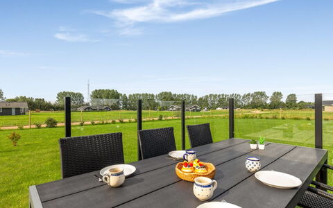 Hellevi - 900M from the Sea: Ciel, Meubles, Table, Lot Terre, Plaine, Mobilier De Jardin, Tableau De Plein Air, Dur, Ombre, Pelouse