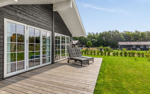 Hellevi - 900M from the Sea: Bois, Domicile, Siding, Porche, Chalet, Plate-Forme, Planche, Jardin, Dur, Cour