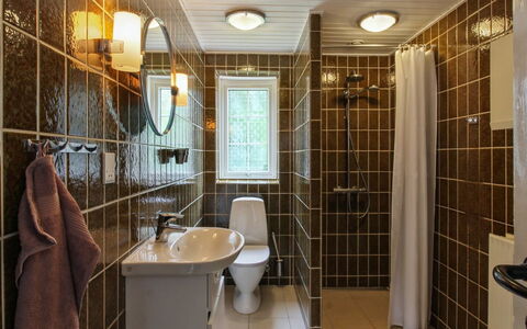 Henrieke - 10Km from the Sea: Salle De Bains, Luminaire Plomberie, Mur, Lavabo, Design Intérieur, Sol, Évier, Sol, Plafond, Robinet
