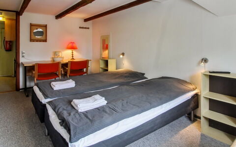 Henrieke - 10Km from the Sea: Chambre, Lit, Cadre De Lit, Literie, Drap De Lit, Linge, Cadre, Hôtel, Lampe, Suite