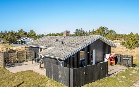Sinikka - 900M from the Sea: Domicile, Toit, Maison, Porte, Chalet, Ombre, Jardin, Couverture De Sol, Porche, Cour