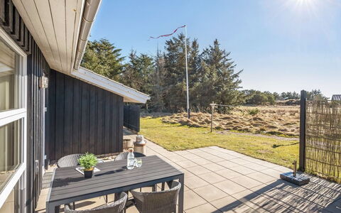 Sinikka - 900M from the Sea: Domicile, Toit, Maison, Porte, Chalet, Ombre, Jardin, Couverture De Sol, Porche, Cour