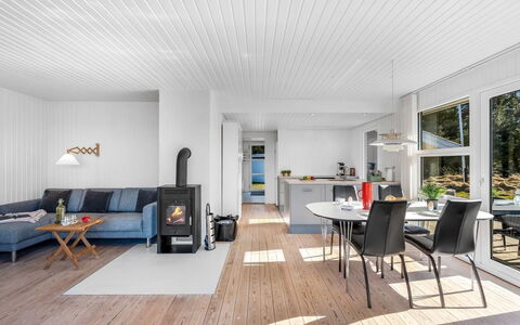 Sinikka - 900M from the Sea: Domicile, Toit, Maison, Porte, Chalet, Ombre, Jardin, Couverture De Sol, Porche, Cour