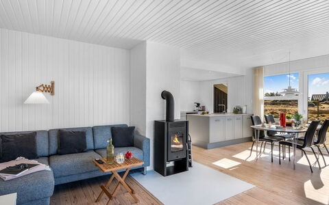 Sinikka - 900M from the Sea: Domicile, Toit, Maison, Porte, Chalet, Ombre, Jardin, Couverture De Sol, Porche, Cour