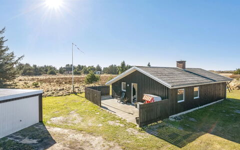 Sinikka - 900M from the Sea: Domicile, Toit, Maison, Porte, Chalet, Ombre, Jardin, Couverture De Sol, Porche, Cour