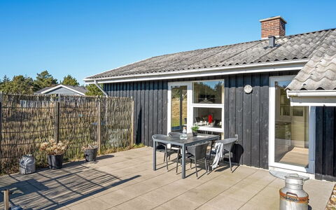 Sinikka - 900M from the Sea: Domicile, Toit, Maison, Porte, Chalet, Ombre, Jardin, Couverture De Sol, Porche, Cour