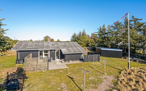 Sinikka - 900M from the Sea: Domicile, Toit, Maison, Porte, Chalet, Ombre, Jardin, Couverture De Sol, Porche, Cour