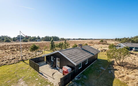 Sinikka - 900M from the Sea: Domicile, Toit, Maison, Porte, Chalet, Ombre, Jardin, Couverture De Sol, Porche, Cour