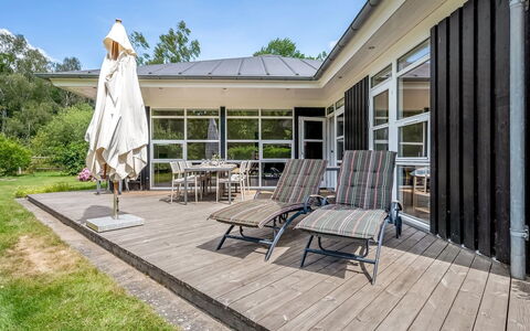 Jyrki - 100M from the Sea: Bois, Domicile, Ombre, Porche, Plate-Forme, Porte, Chaise, Dur, Jardin, Biens
