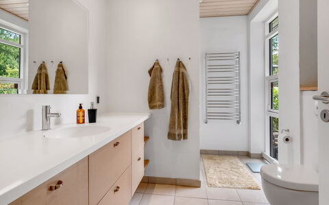 Jyrki - 100M from the Sea: Design Intérieur, Luminaire Plomberie, Sol, Salle De Bains, Sol, Armoire De Toilette, Bois, Lavabo, Évier, Plafond
