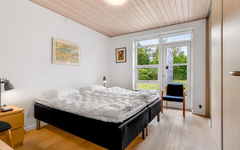 Jyrki - 100M from the Sea: Bois, Design Intérieur, Lit, Chambre, Sol, Plafond, Sol, Meubles, Domicile, Drap De Lit