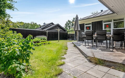 Jyrki - 100M from the Sea: Maison, Toit, Domicile, Zone Résidentielle, Architecture, Arbuste, Jardin, Lot Terre, Chalet, Couverture De Sol