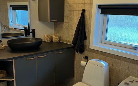 Mieka - 500M from the Sea: Luminaire Plomberie, Design Intérieur, Lavabo, Évier, Sol, Plomberie, Salle De Bains, Robinet, Sol, Comptoir