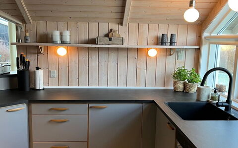 Mieka - 500M from the Sea: Bois, Sol, Design Intérieur, Cuisine, Comptoir, Luminaire, Éclairage, Sol, Cabinetry, Appareil De Cuisine