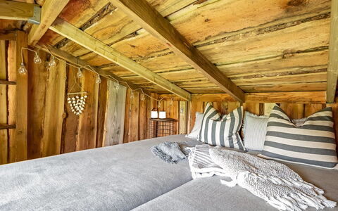 Mieka - 500M from the Sea: Bois, Design Intérieur, Chambre, Sol, Meubles, Sol, Plafond, Lit, Drap De Lit, Literie