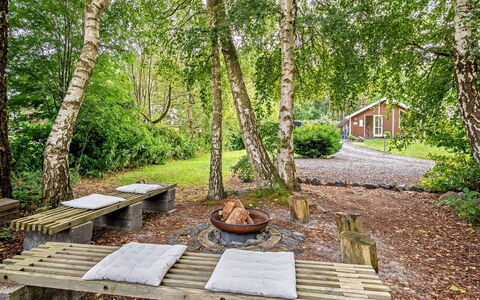 Mieka - 500M from the Sea: Bois, Meubles, Tronc, Extérieur Banc, Des Bois, Jardin, Tableau De Plein Air, Couverture De Sol, Mobilier De Jardin, Printemps