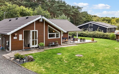 Mieka - 500M from the Sea: Maison, Domicile, Toit, Chalet, Siding, Biens, Batiments Jardin, Porche, Allée, Pelouse