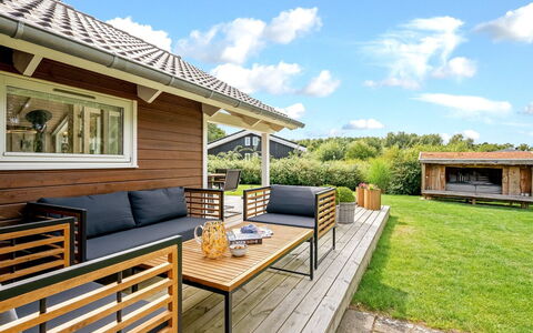 Mieka - 500M from the Sea: Chalet, Arrière-Cour, Cour, Batiments Jardin, Cabanon, Siding, Mobilier De Jardin, Cabane En Rondins, Structure En Plein Air, Cabane