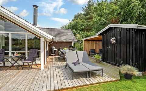 Mieka - 500M from the Sea: Chalet, Arrière-Cour, Cour, Batiments Jardin, Cabanon, Siding, Mobilier De Jardin, Cabane En Rondins, Structure En Plein Air, Cabane