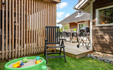 Mieka - 500M from the Sea: Chalet, Arrière-Cour, Cour, Batiments Jardin, Cabanon, Siding, Mobilier De Jardin, Cabane En Rondins, Structure En Plein Air, Cabane