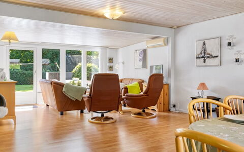 Sallie - 500M to the Fjord: Meubles, Design Intérieur, Sol, Sol, Bois, Plafond, Canapé, Salon, Parquet, Chaise