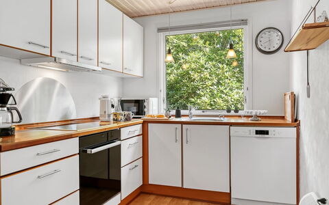 Sallie - 500M to the Fjord: Cuisine, Appareil De Cuisine, Comptoir, Bois, Design Intérieur, Sol, Principaux Appliance, Cabinetry, Meubles, Evier