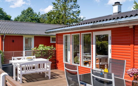 Sallie - 500M to the Fjord: Meubles, Porte, Mobilier De Jardin, Chaise, Plate-Forme, Tache De Bois, Ombre, Chalet, Porche, Dur