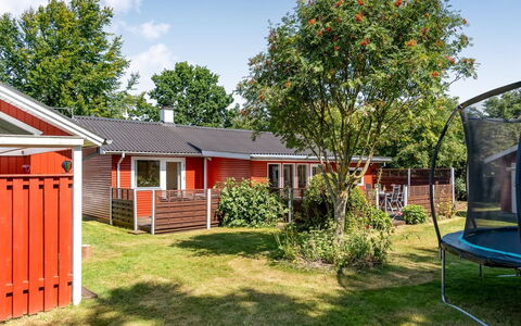 Sallie - 500M to the Fjord: Maison, Domicile, Chalet, Pelouse, Ombre, Jardin, Cour, Siding, Aménagement Paysager, Arrière-Cour