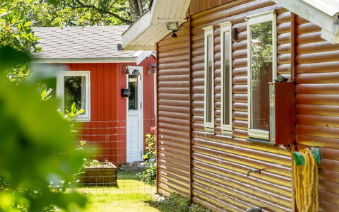 Sallie - 500M to the Fjord: Bâtiment, Siding, Bois, Maison, Fenêtre, Domicile, Chalet, Porte, Toit, Arbuste