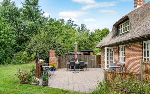 Hilaria - 2.1Km from the Sea: Arbuste, Chalet, Toit, Maison, Domicile, Jardin, Lot Terre, Mobilier De Jardin, Couverture De Sol