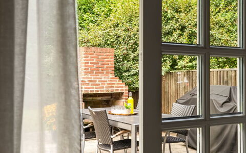 Hilaria - 2.1Km from the Sea: Verre, Pot De Fleur, Chaise, Ombre, Plante D'Appartement, Traitement De Fenetre, Tache De Bois, Balcon, Dur
